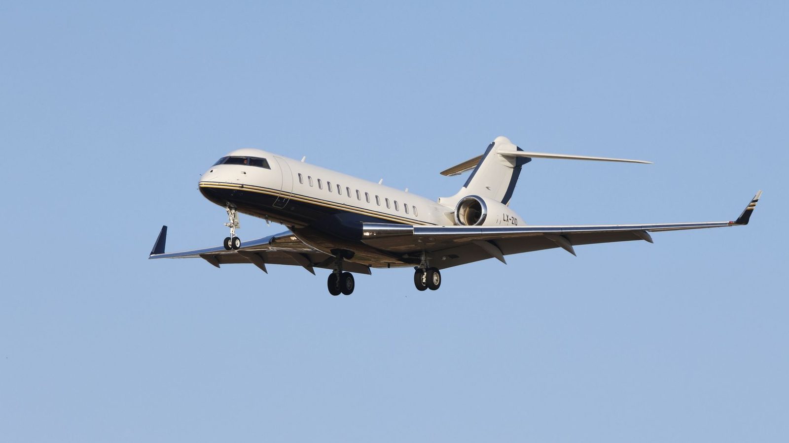 Large-cabin business jet on approach