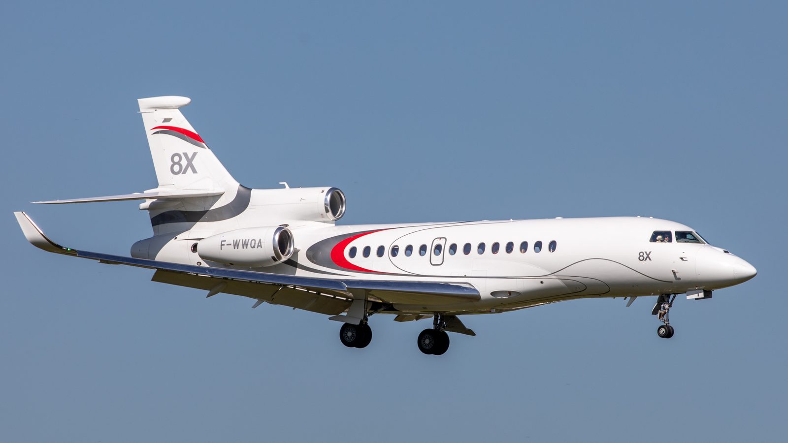 Dassault Falcon 8X on approach